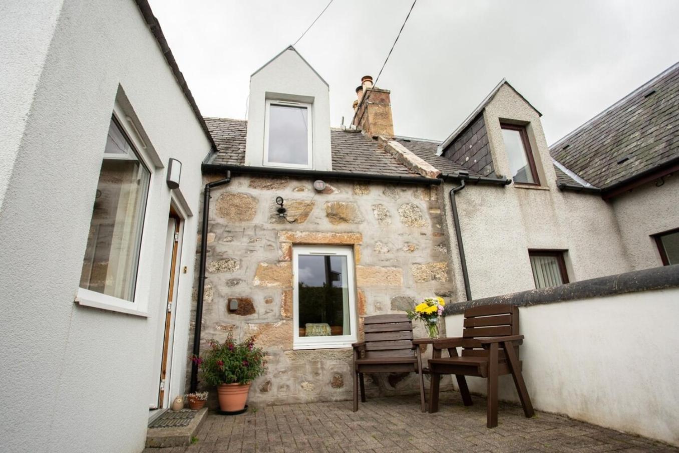 Mike'S 3-Bedroom Countryside Cottage Alness Exterior photo